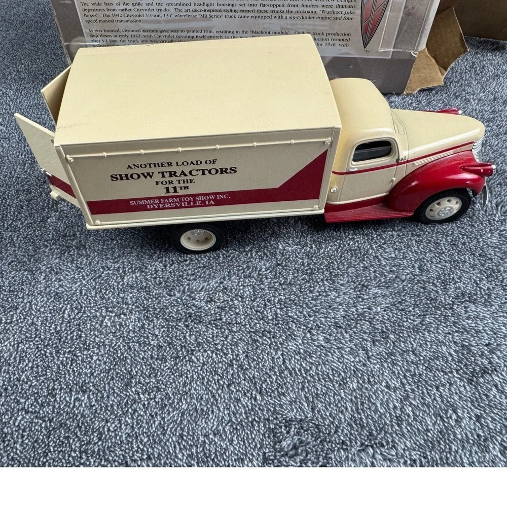 Liberty Classics 1942 Chevrolet‎ 1.5 Ton Van Box Truck Bank Summer Farm Toy Show